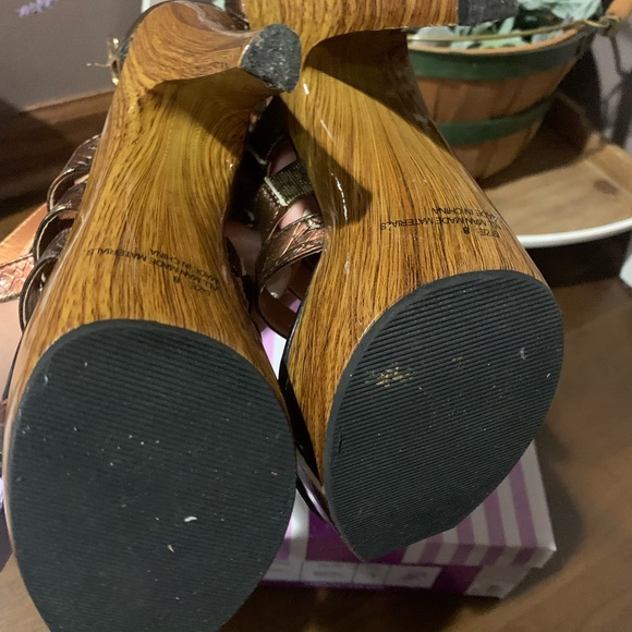 Heeled Faux Snakeskin Sandals size 8 EUC - Picture 6 of 8